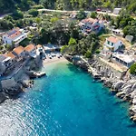 Apartment Seaside Secluded Apartments Cove Pobij, Hvar - 7506 *